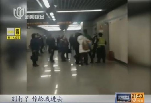 滬地鐵9號(hào)線安檢起沖突 男子打人后躺地耍無(wú)賴