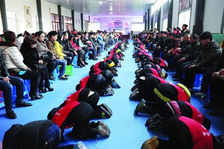 嘉定學(xué)校辦孝敬節(jié)800學(xué)生跪拜父母 專(zhuān)家批可怕