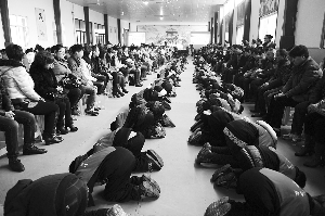嘉定民辦斌心學(xué)校學(xué)生跪拜父母 組織方回應(yīng)質(zhì)疑