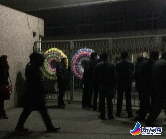 上?，F(xiàn)年終討薪糾紛 過(guò)勞死員工花圈遺像引關(guān)注
