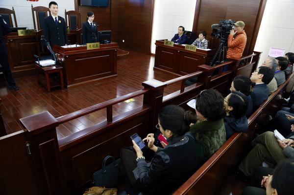 上海三中院首次開庭:市政府法制辦副主任出庭應(yīng)訴