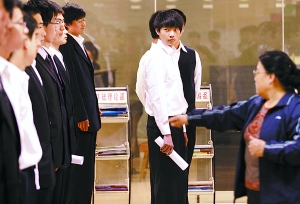 乘務(wù)員要求不比空姐差 “高姐”應(yīng)聘成熱門(mén)(圖)