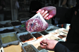 北京現(xiàn)染色花椒一泡見紅 疑為商販低價購得染色出售