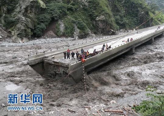 實拍：汶川映秀鎮(zhèn)泥石流沖毀橋梁