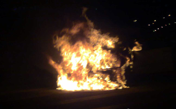 國(guó)貿(mào)橋一轎車自燃 火光沖天