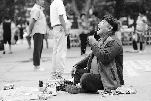 傻子？義丐！70歲傳奇乞丐養(yǎng)大了5個(gè)棄嬰（圖）