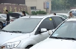 “中國(guó)式接送孩子”成新熱門 孩子17歲仍被接送