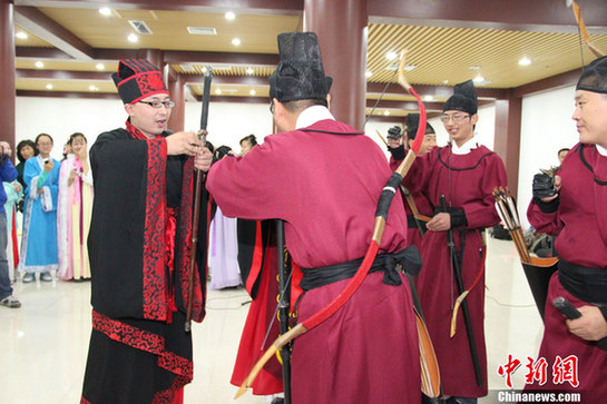 西安舉行重陽(yáng)傳統(tǒng)敬老祝壽禮