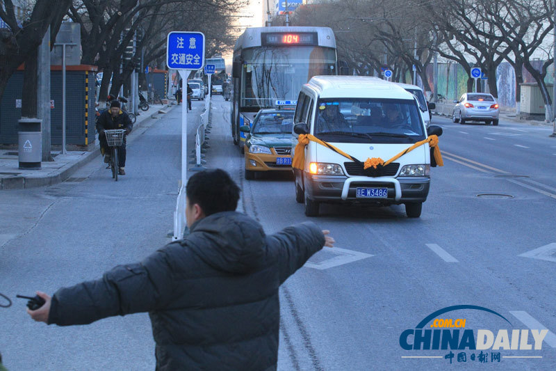 北京：人藝演員送別于是之 靈車?yán)@劇場(chǎng)一周