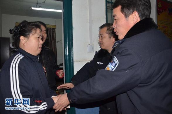 務(wù)工者萬元現(xiàn)金掉入列車便池散落鐵軌 民警冒雨沿路撿回