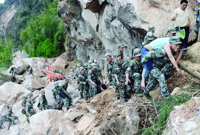 19歲小伙不顧房子搖晃 徒手刨救出母親(圖)