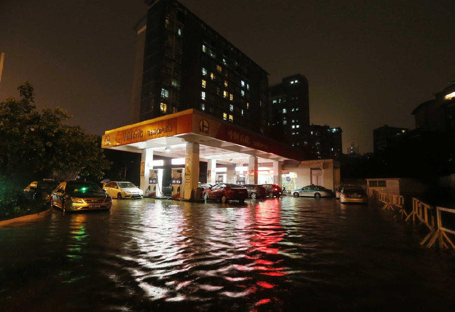 高清：杭州遭暴雨襲擊市區(qū) 開車如行船