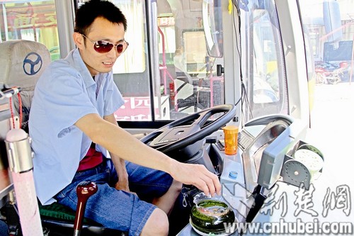 武漢公交司機駕駛臺上養(yǎng)金魚 讓他改變性格開穩(wěn)車