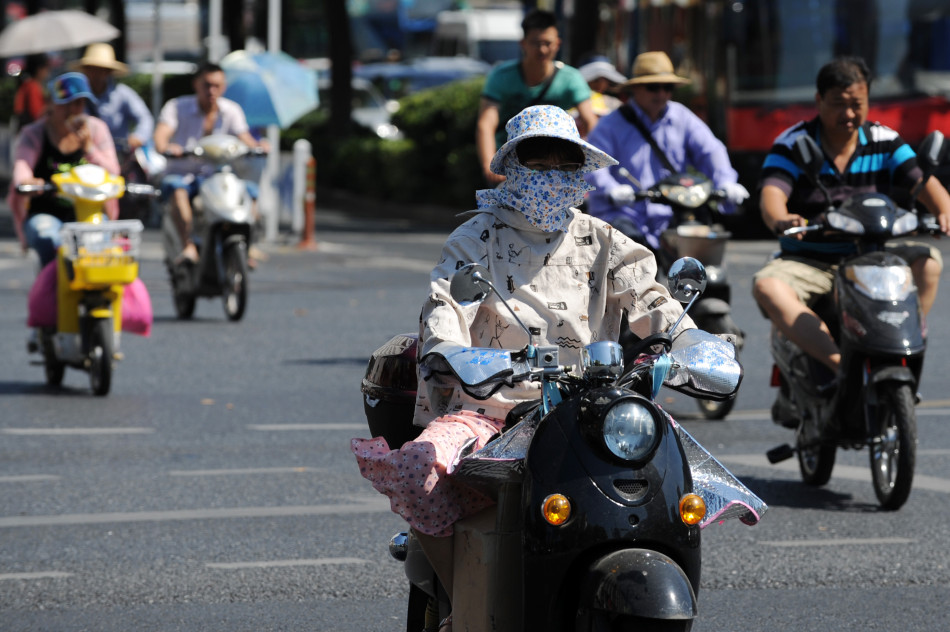 40.4℃高溫破紀(jì)錄 杭州市民全副武裝眾生相