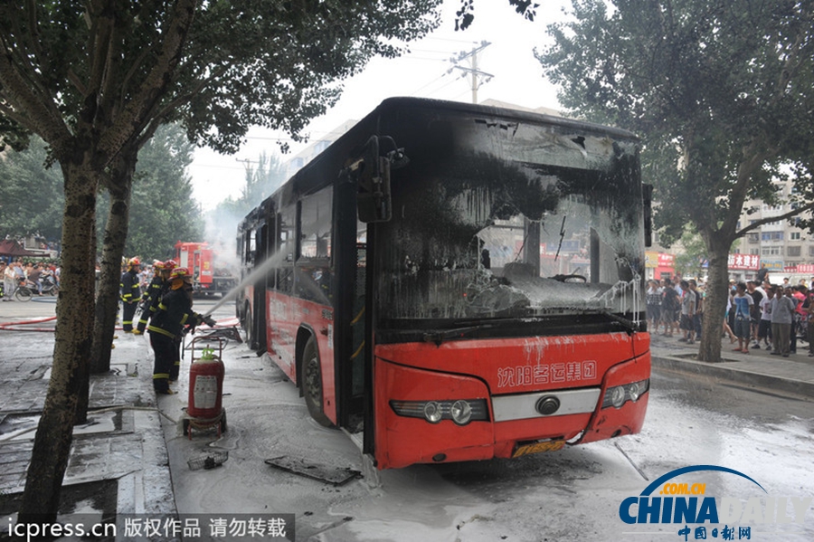 沈陽(yáng)240路公交車(chē)發(fā)生自燃 路人紛紛協(xié)助滅火
