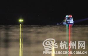 杭州西湖三潭印月其中一石塔被游船撞到水里(圖)