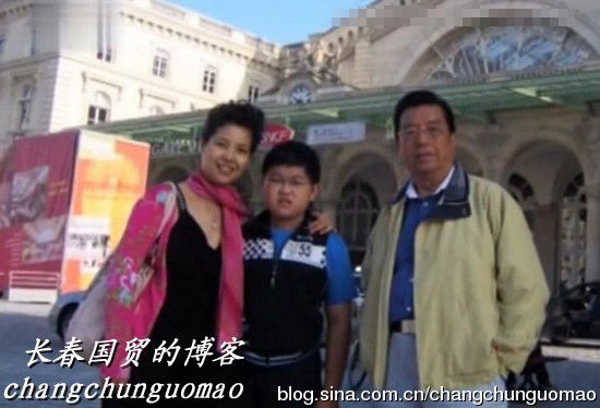網(wǎng)曝李雙江幸福全家福 網(wǎng)友為李天一惋惜