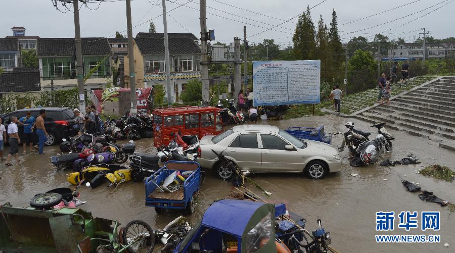 浙江海寧：高潮位達(dá)6.60米“回頭潮”席卷錢塘江鹽倉一帶 打翻數(shù)百名游客