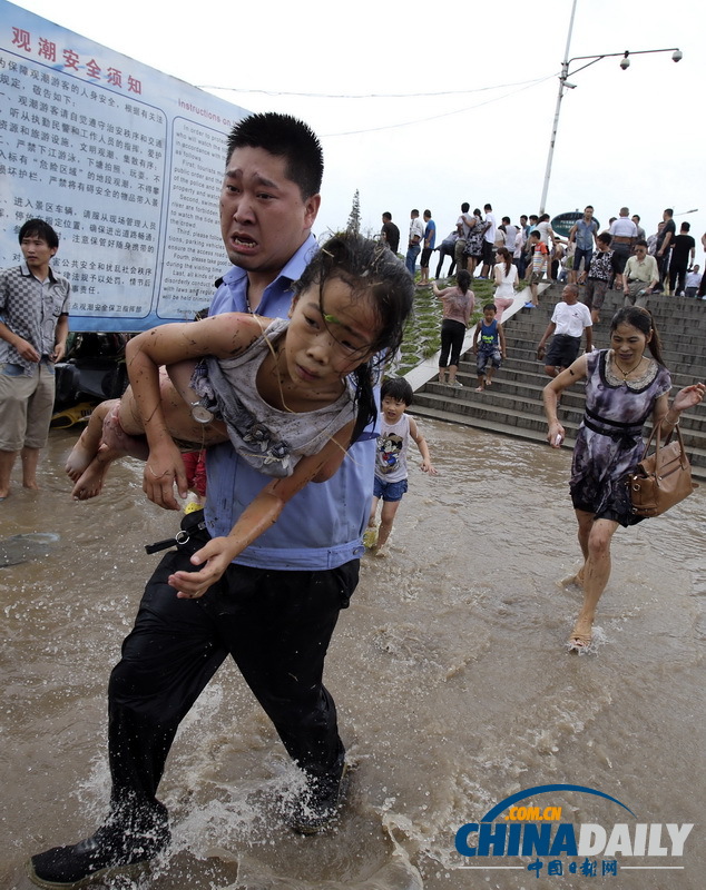 浙江海寧：高潮位達(dá)6.60米“回頭潮”席卷錢塘江鹽倉(cāng)一帶 打翻數(shù)百名游客