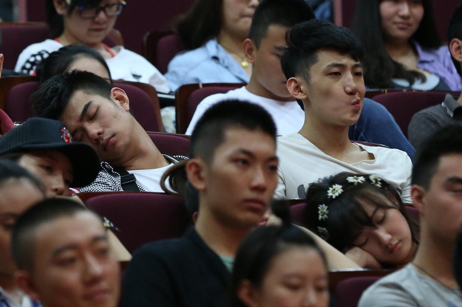 北影開學(xué)典禮臺下美女睡一片