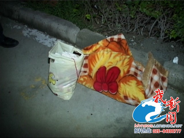 南京：女嬰被棄小區(qū)路上 險被車輪碾壓