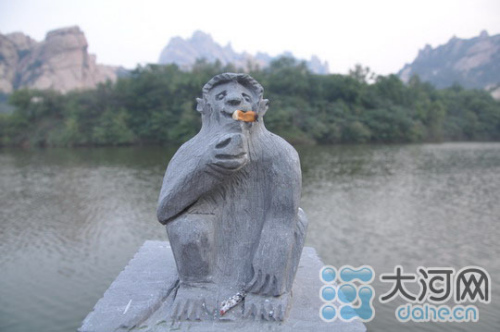 河南達(dá)嵖岈山石猴“叼煙” 游人素養(yǎng)再遭詬病