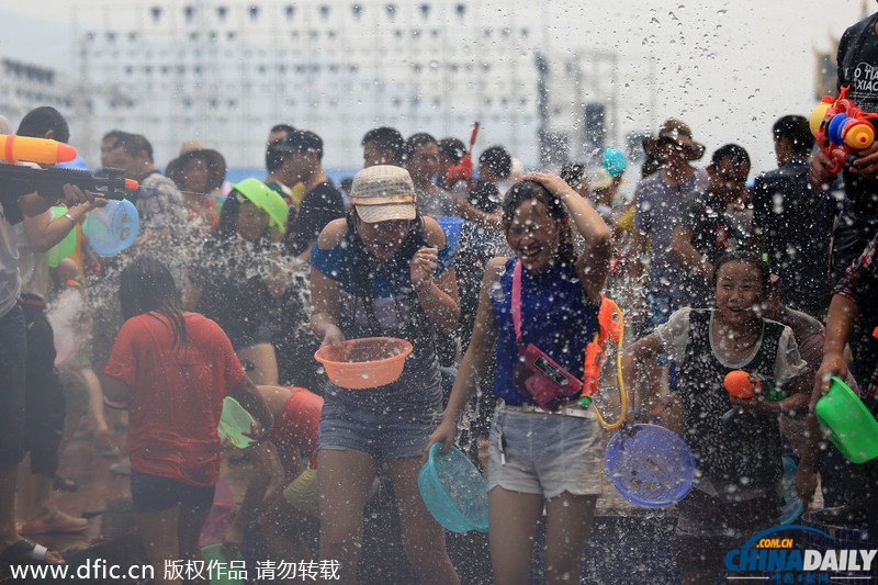 西雙版納:萬人潑水喜迎傣歷新年 歡騰場(chǎng)面蔚為壯觀