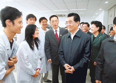 百年砥礪鑄輝煌 水木清華再奮進(jìn)<BR>——記胡錦濤總書記在清華大學(xué)考察工作