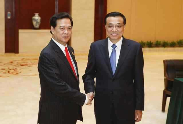 李克強(qiáng):中越應(yīng)力爭(zhēng)把海上問(wèn)題帶來(lái)的挑戰(zhàn)轉(zhuǎn)變?yōu)楹献鳈C(jī)遇