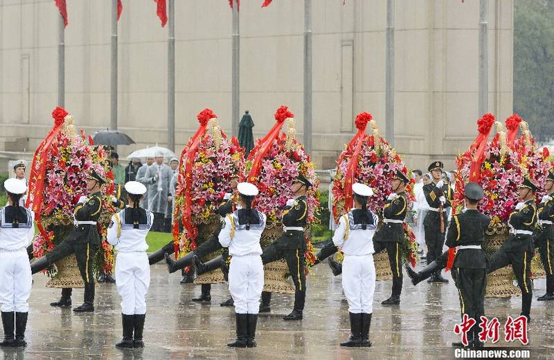 習(xí)近平等黨和國家領(lǐng)導(dǎo)人向人民英雄紀(jì)念碑敬獻花籃