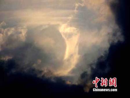 山西五臺山出現(xiàn)兩次祥云 可能為降水前兆(圖)