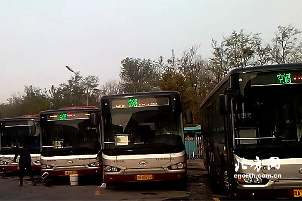 天津公交161路遭民營車主圍堵無法運營 盼早日解決