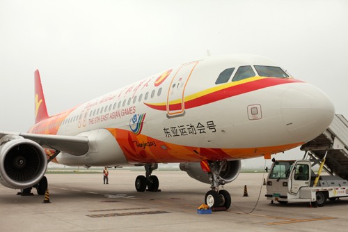 天津航空“東亞運(yùn)動會號”飛機(jī)首航大連