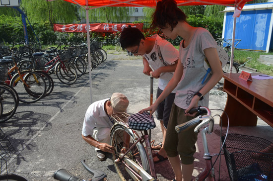 南開(kāi)大學(xué)為家庭經(jīng)濟(jì)困難新生發(fā)放愛(ài)心自行車(chē)