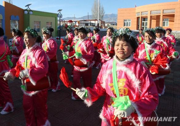 搬進(jìn)“安居富民房” 哈密村民耍社火迎新春