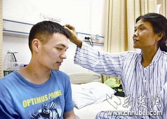 武漢22歲大學(xué)生割肝救母 稱只要媽媽在什么都值得