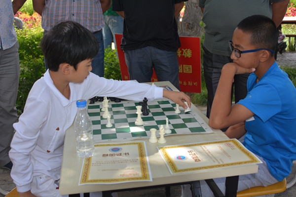 千人國(guó)際象棋比賽在霍城縣拉開(kāi)戰(zhàn)幕
