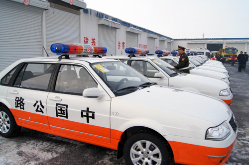 新疆兵團(tuán)六師五家渠市交通局為基層團(tuán)場(chǎng)配發(fā)14輛執(zhí)法車(chē)