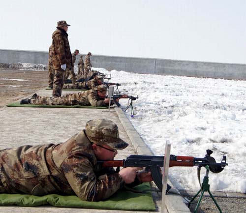 新疆兵團(tuán)六師共青團(tuán)農(nóng)場(chǎng)民兵軍訓(xùn)強(qiáng)素質(zhì)