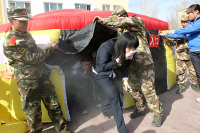 新疆克拉瑪依：消防疏散進校園