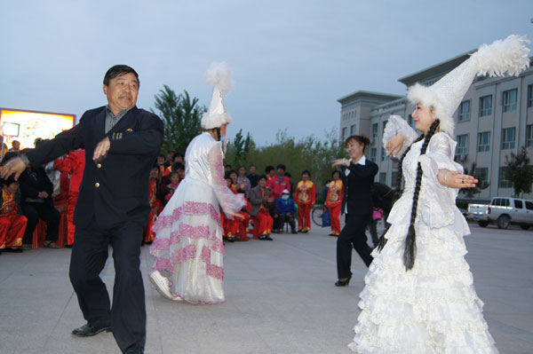 新疆兵團(tuán)第六師共青團(tuán)農(nóng)場文化活動增進(jìn)民族團(tuán)結(jié)