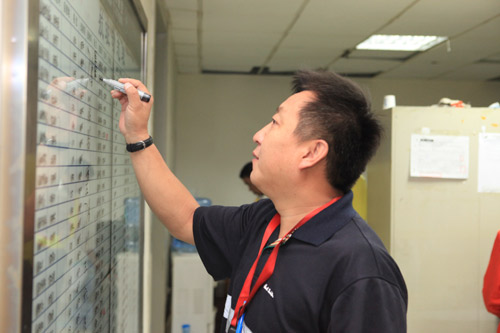 日裝行李近萬件 機(jī)型特點“門兒清”：探訪航空貨運監(jiān)裝員