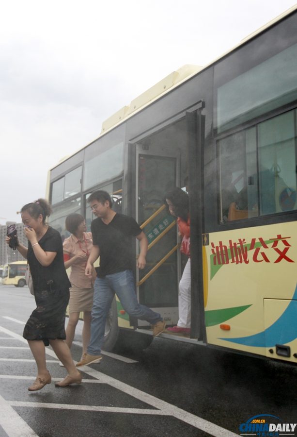 克拉瑪依舉行公交車輛突發(fā)火災(zāi)逃生疏散演練