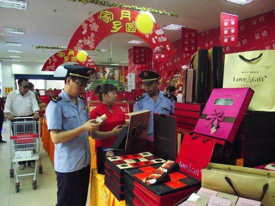 新疆哈密市工商局開展中秋、國慶前食品安全檢查