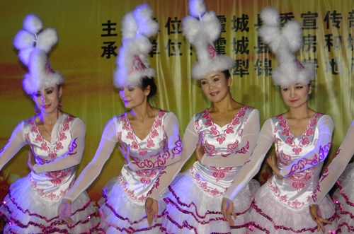 霍城縣舉辦農(nóng)民工中秋文藝晚會 農(nóng)民工倍感溫暖