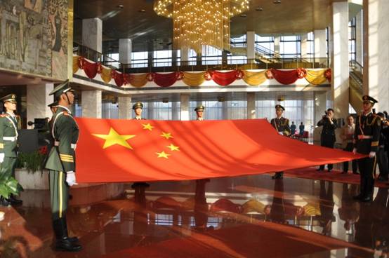 天安門國旗新疆上空飄揚——北京天安門廣場國旗護衛(wèi)隊向新疆贈送國旗
