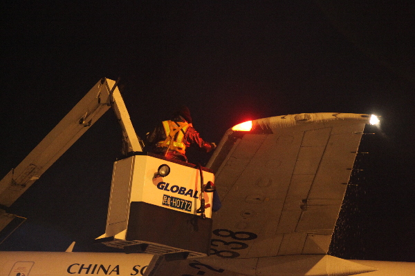 烏魯木齊迎最強(qiáng)寒流 飛機(jī)除冰師冒嚴(yán)寒高空除冰