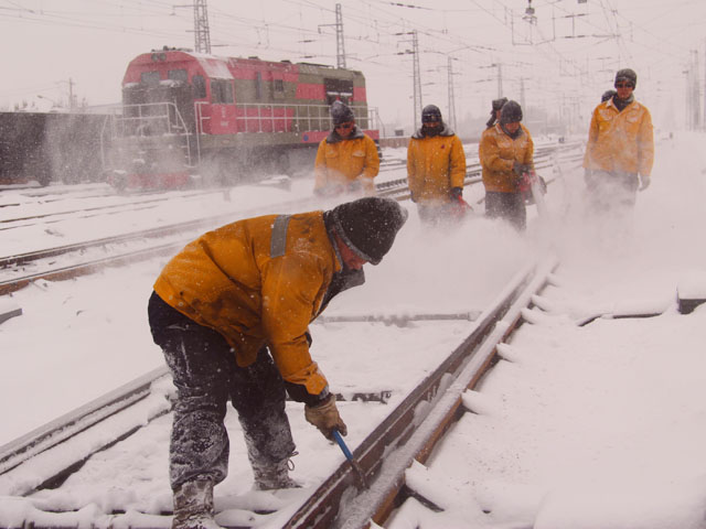新疆烏鐵局遭遇大風(fēng)雪 鐵路晝夜奮戰(zhàn)清積雪隱患保暢通