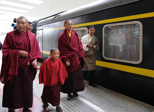 第六世德珠活佛坐床后第一次在拉薩禮佛、參觀