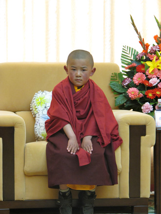 第六世德珠活佛坐床后第一次在拉薩禮佛、參觀